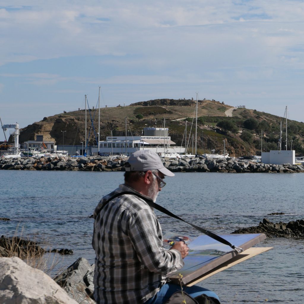 Maler malt den Strand von Llançà. 