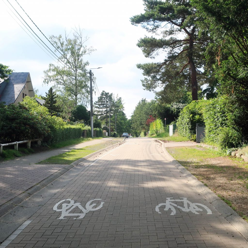 Selbst im Vorort von Brüssel haben Räder Vorfahrt bzw. eine Fahrradstraße