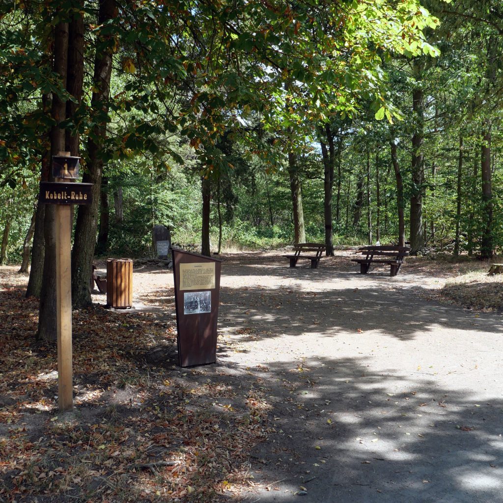 Kobeltruhe in Schwanheim in Erinnerung an Wilhelm und Amalie Kobelt.